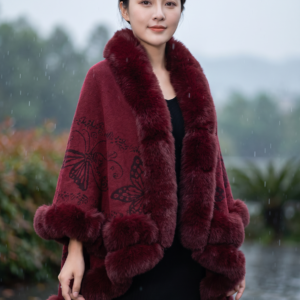 Capa Elegante con Cuello y Detalles de Peluche, Estampado Decorativo